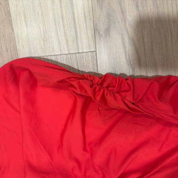 AKIRA Bold Red Top - Picture 3 of 3